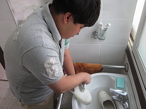 도움반 일상생활훈련 - 개인 위생 훈련 (실내화세척)