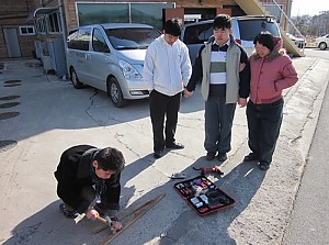 도움반 일상생활훈련으로 핸드드릴 사용 및 망치사용