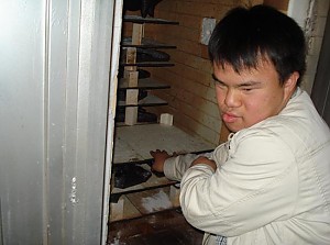 우리가 만든 도자기 작품들이 가마에서 구워져 나왔답니다.