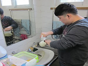 도움반 일상생활훈련(개인 실내화 세척 훈련)