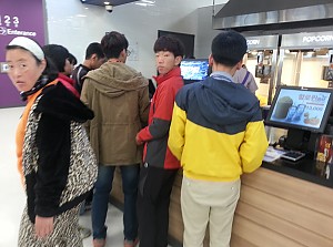 자립반 영화관이용 훈련 실시